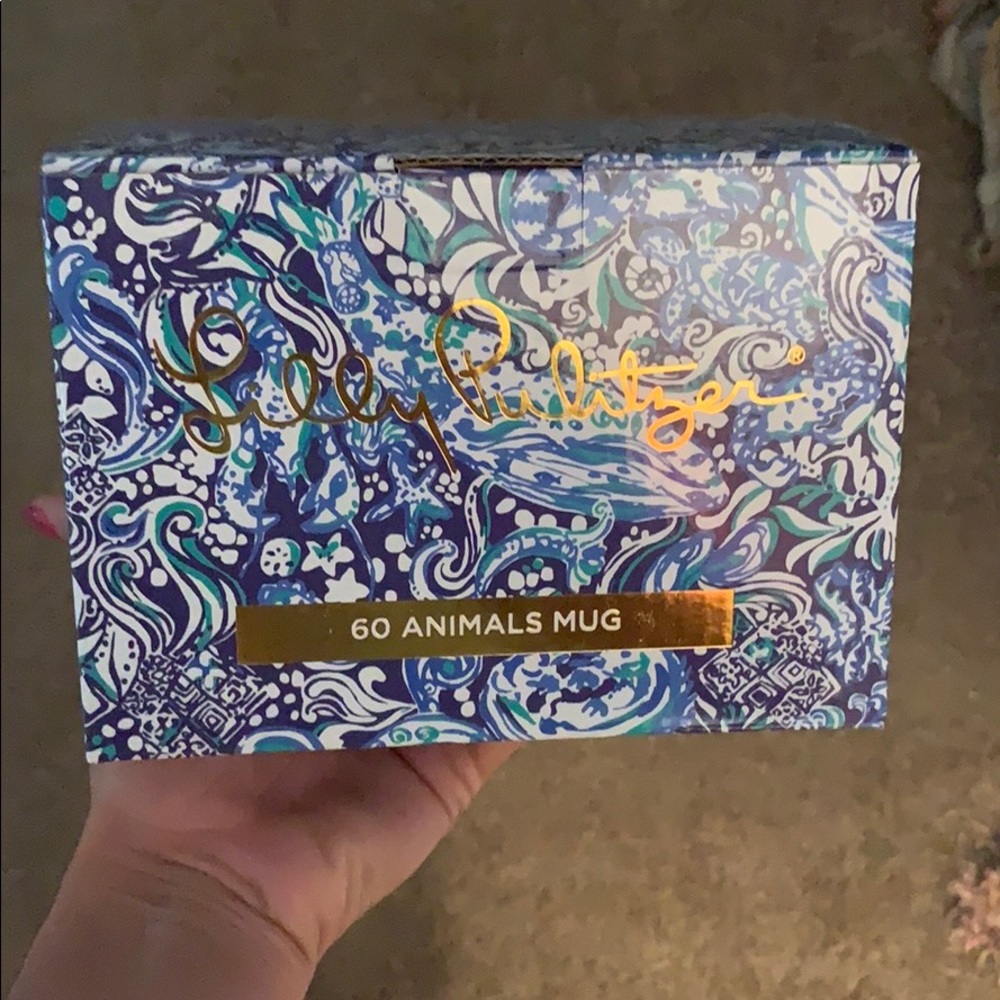 NWT Lilly Pulitzer mug. Design 60 animals.